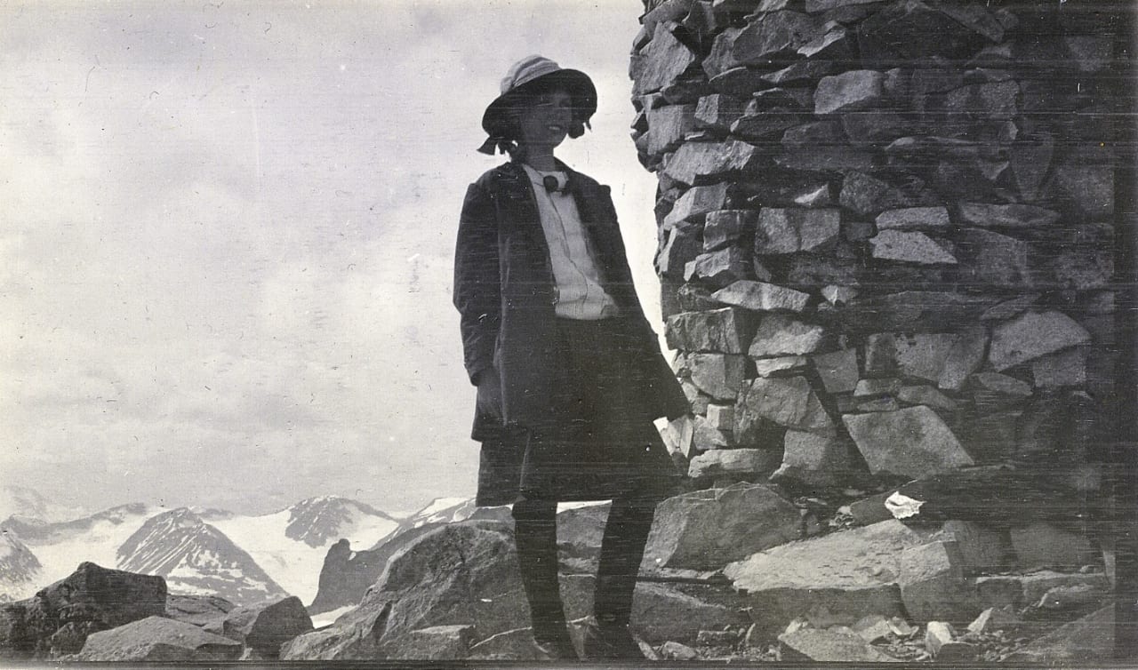 Ingeborg Meinich på Galdhøpiggen rundt 1910. «Norges høieste småpige og hvad hun så». Ingeborg var første gang på Store Skagastølstind 15 år gammel, og klatret Skagastølsryggen året etter. Senere møtte hun polfareren Trygve Gran, som hadde deltatt under Scotts sydpolekspedisjon. Foto: Privat