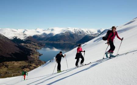 INNBYDENDE: Ståle Mogstad (t.v.), Ove Sæle Barlund, Stine Farsund Ulltang og Ingrid Margrethe Halvorsen Barlund i fersk påskesnø på Bjørsetfjellet. Foto: Line Hårklau