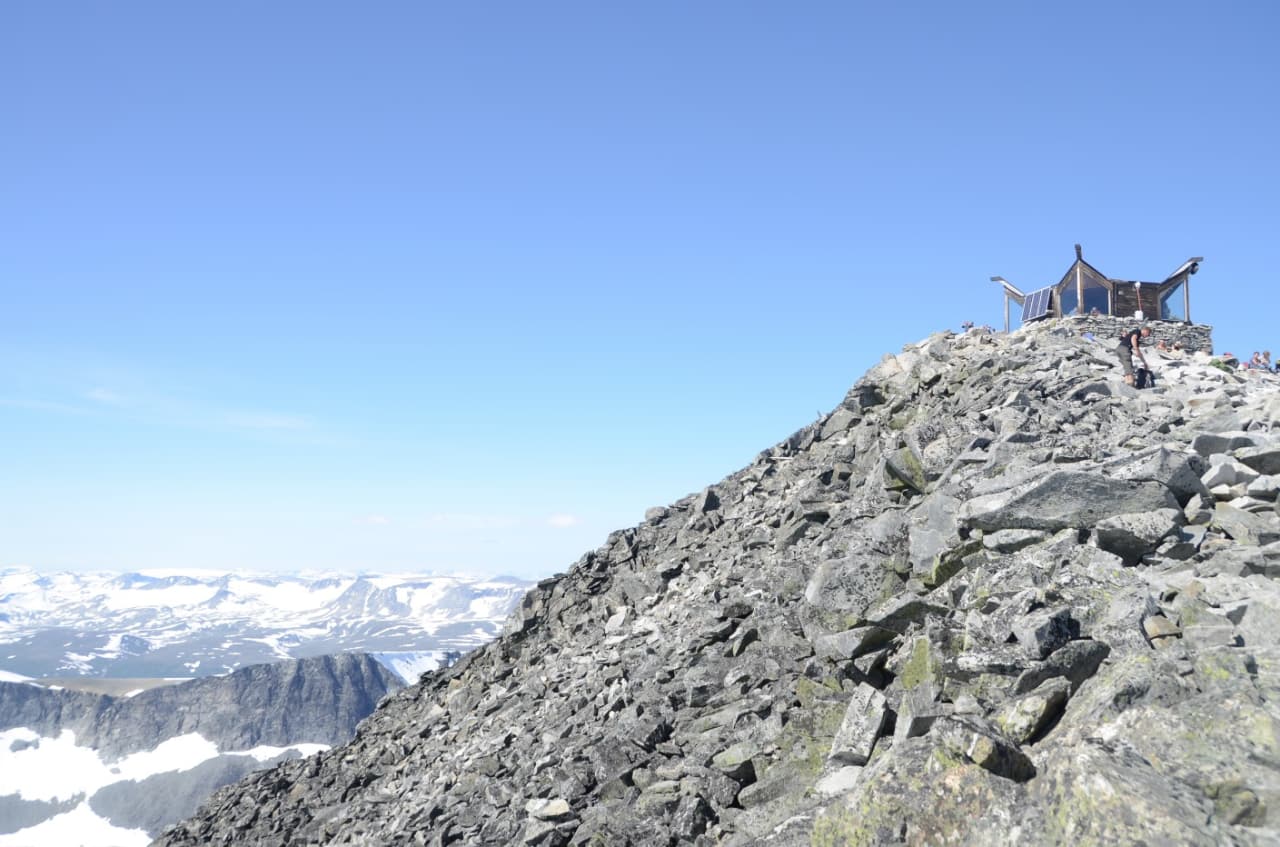 LAVEST TIL HØYEST: Om du tar turen til det aller høyeste punktet i Norge, Galdhøpiggen, kan du ta deg en velfortjent bolle på Galdhøpigghytta. Foto: Sandra L. Wangberg
