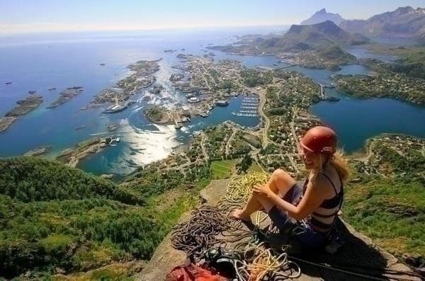 PÅ TOPPEN: Malin Jabob fikk en fiks idé sommeren for to år siden. Hun krysset Lofoten på rulleskøyter (!). På turen gikk mye av tiden blant annet til klatring. Foto: Malin Jacob.