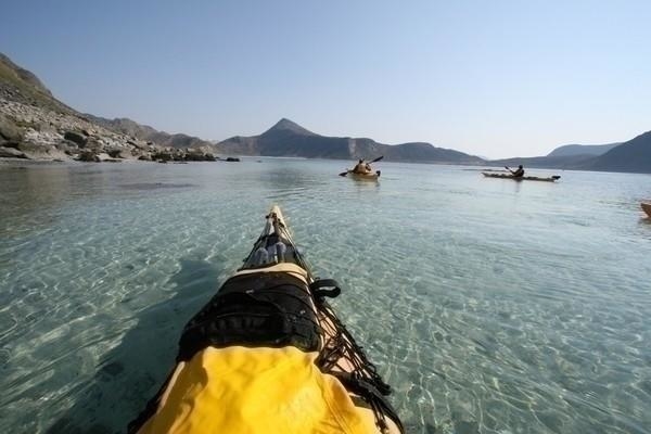 SYDENPADLING: Turen til Tåa gir flotte muligheter for kalde bad. Her fra turen tilbake fra Tåsundet mot Vikstranden. Foto: Jann Engstad