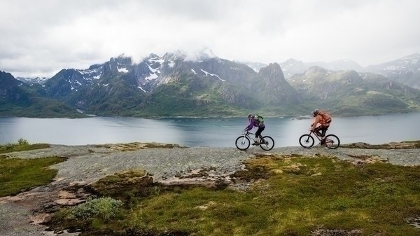 FJELL OG HAV: Å sykle i høyden, men likevel så nær havet, er en spesiell opplevelse. Foto: Kristin Folsland Olsen