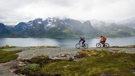 FJELL OG HAV: Å sykle i høyden, men likevel så nær havet, er en spesiell opplevelse. Foto: Kristin Folsland Olsen