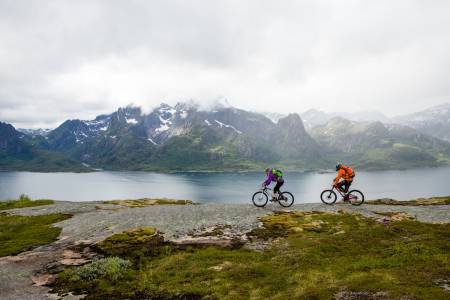 FJELL OG HAV: Å sykle i høyden, men likevel så nær havet, er en spesiell opplevelse. Foto: Kristin Folsland Olsen
