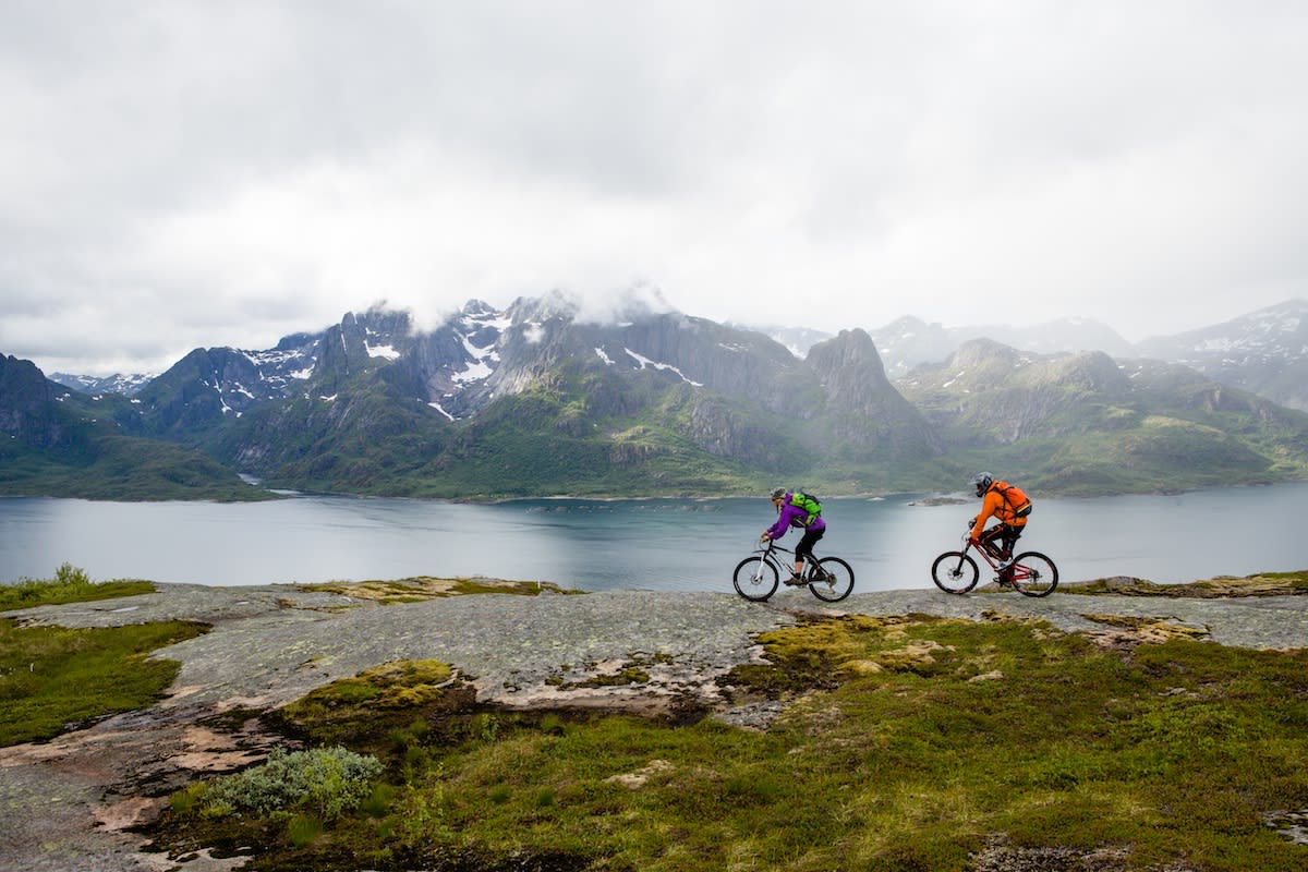 FJELL OG HAV: Å sykle i høyden, men likevel så nær havet, er en spesiell opplevelse. Foto: Kristin Folsland Olsen