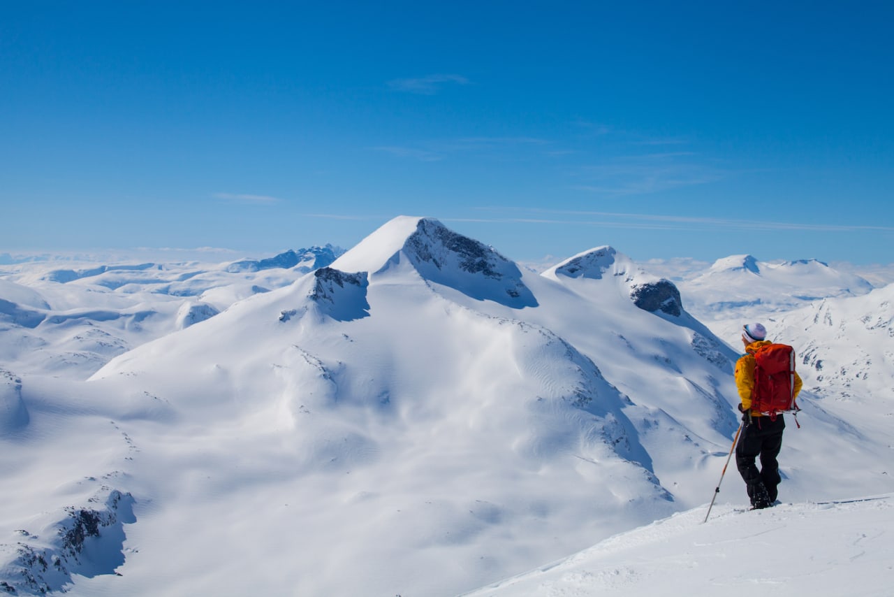 INNSIDEN AV JOTUNHEIMEN: Ned fra majestetiske Raudalstindene er det ikk et eneste skispor å se. Kan det være at innmarsjen er for lang? Foto: Lars Peter Myklebust