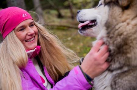 HJEMMEBANE: Monica Hundseid fra UTE besøkte henne hjemme i Vikedal. Foto: Line Hårklau