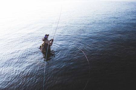 GENERASJON VILLMARK: Bjørn Tore Kjølholt går aldri lei av å fiske. Blant fiskeentusiaster er han kjent for bloggen rosareke.no. Foto: Kristoffer H. Kippernes