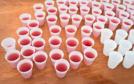 RØDT I GLASSET: Saft er soleklar favoritt etter dyst. Foto: Øystein Lie