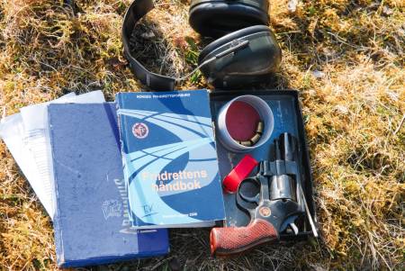 ETTER REGLENE: Under kretsmesterskapet i terrengløp i Malvik blir reglene fulgt til punkt og prikke. Startpistol, hørselsvern, og Friidrettens håndbok (Bibelen). Foto: Øystein Lie
