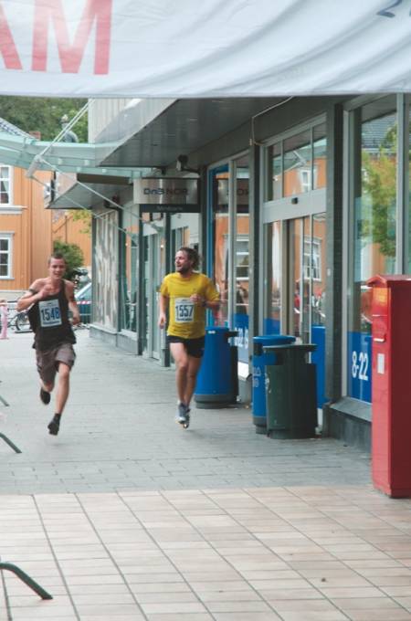 Innspurten i Trondheim maraton, på den halve distansen, et bilde artikkelforfatteren (startnummer 1557) har sneket seg med på og attpåtil taper innspurten i med et sekund. Senere skal jeg bli nabo med ham som løp et sekund fortere enn meg, og ved et tilfelle, jeg husker ikke hvilket, begynte vi å prate om dette løpet. Foto: Marthe Lein