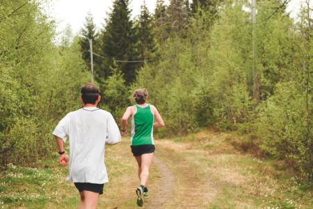 STORT NOK: Ikke noe galt om Berlin Maraton. Men det er neimen ikke noe galt å løpe på nesten gjengrodde stier, heller. Foto: Marthe Lein