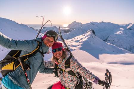 LOFOTEN SKIMO: Fra løypeforberedelsene. Franske Laetitia Roux og Martina Valmassoi inspiserte forholdene i helgen og har bare lovord om løypa. Foto: Martina Valmassoi