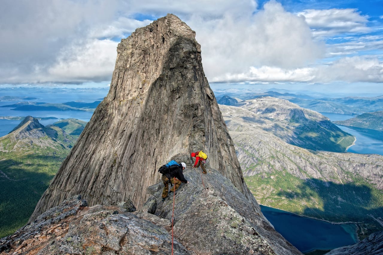 SUG I MAGEN: Skal du opp på Stetind er det ingen andre måter enn å bruke tau, og holde sommerfuglene i sjakk. Foto: Rune Dahl
