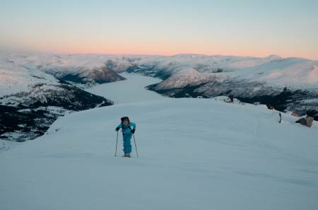 VELKOMMEN, VINTER: Endelig snø, endelig skiføre. Foto: Helge Wangberg
