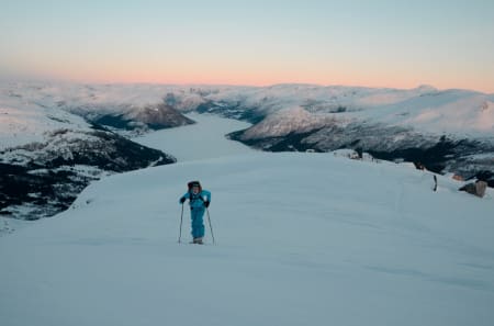 VELKOMMEN, VINTER: Endelig snø, endelig skiføre. Foto: Helge Wangberg