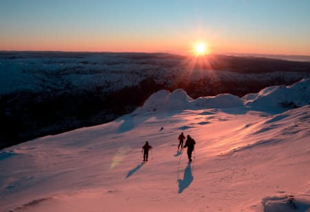 DAGSMARSJ: Dagene er blitt merkbart kortere. Heldigvis hadde vi med oss hodelykter. Foto: Sandra Lappegard