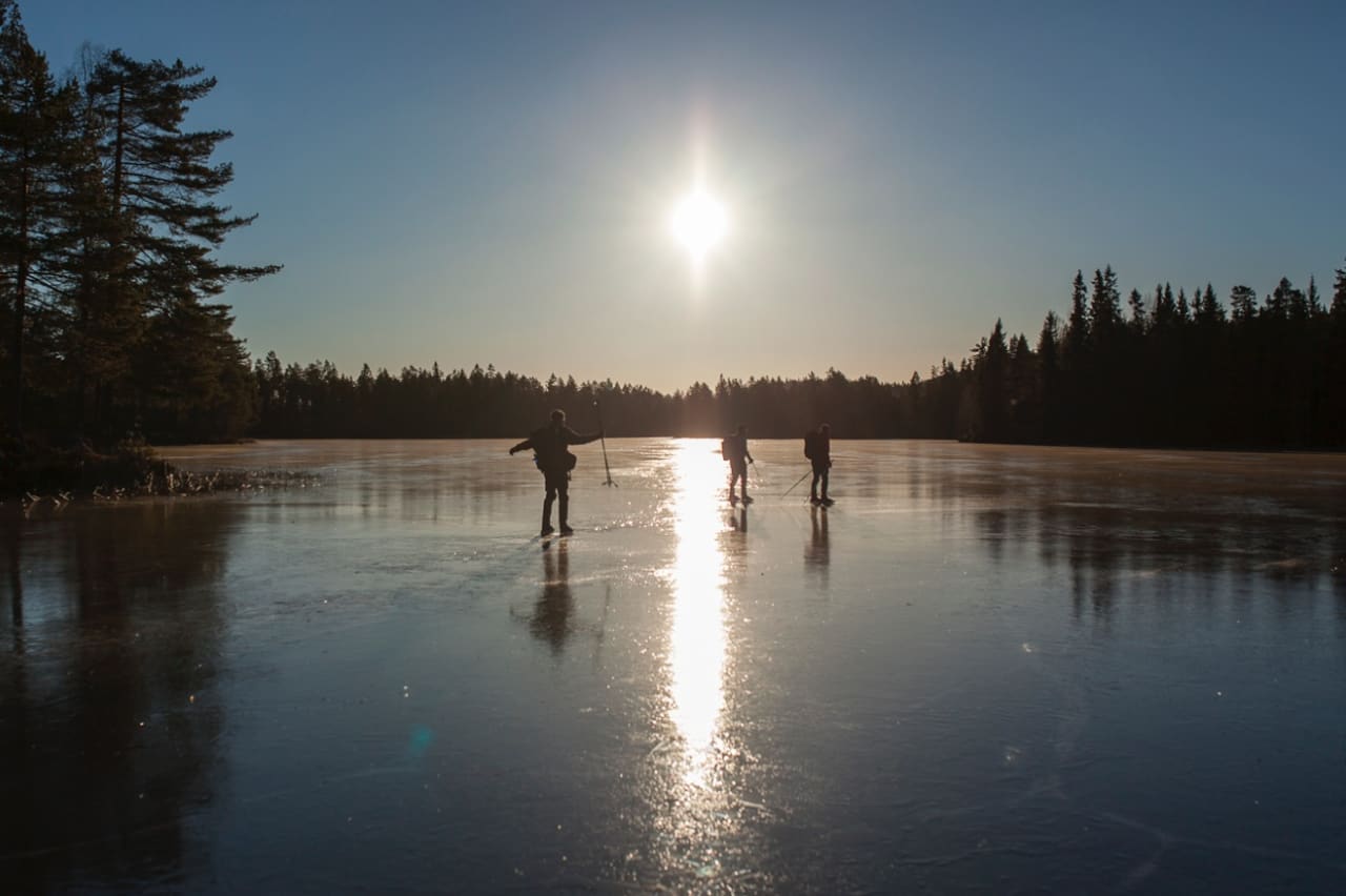 LANG UT: Turskøyter gjør det mulig å gå kilometer på kilometer på naturlig islagte vann. Det gir deg en fantastisk frihetsfølelse, og ikke minst fartsfølelse. Alle foto: Marte Stensland Jørgensen