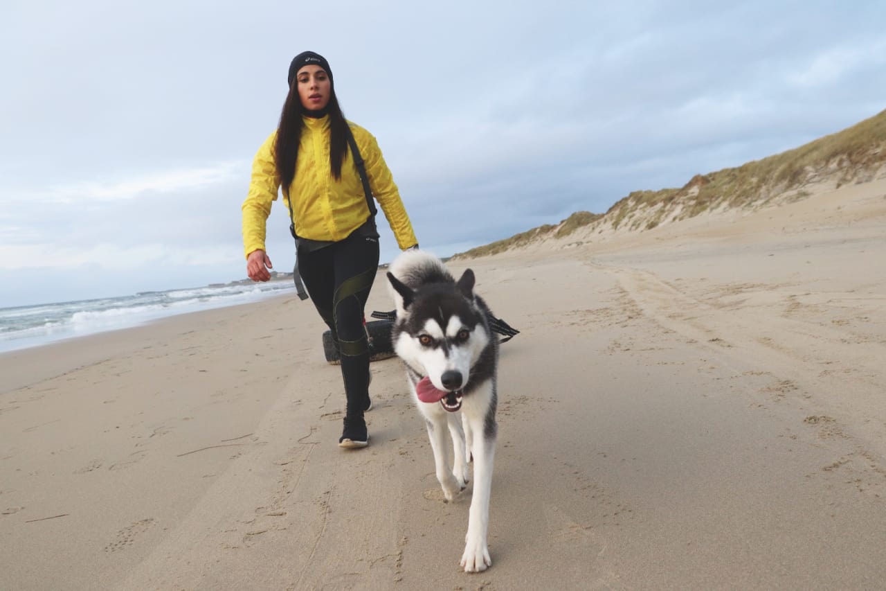 NEDE PÅ STRANDA: Amy Mir og DeeDee øver seg til ekspedisjon ved å trekke på hver sitt dekk over Borestranda. Hvis alt går som planlagt skal de to sammen gjennomføre en 750 kilometer lang skitur i vinter.