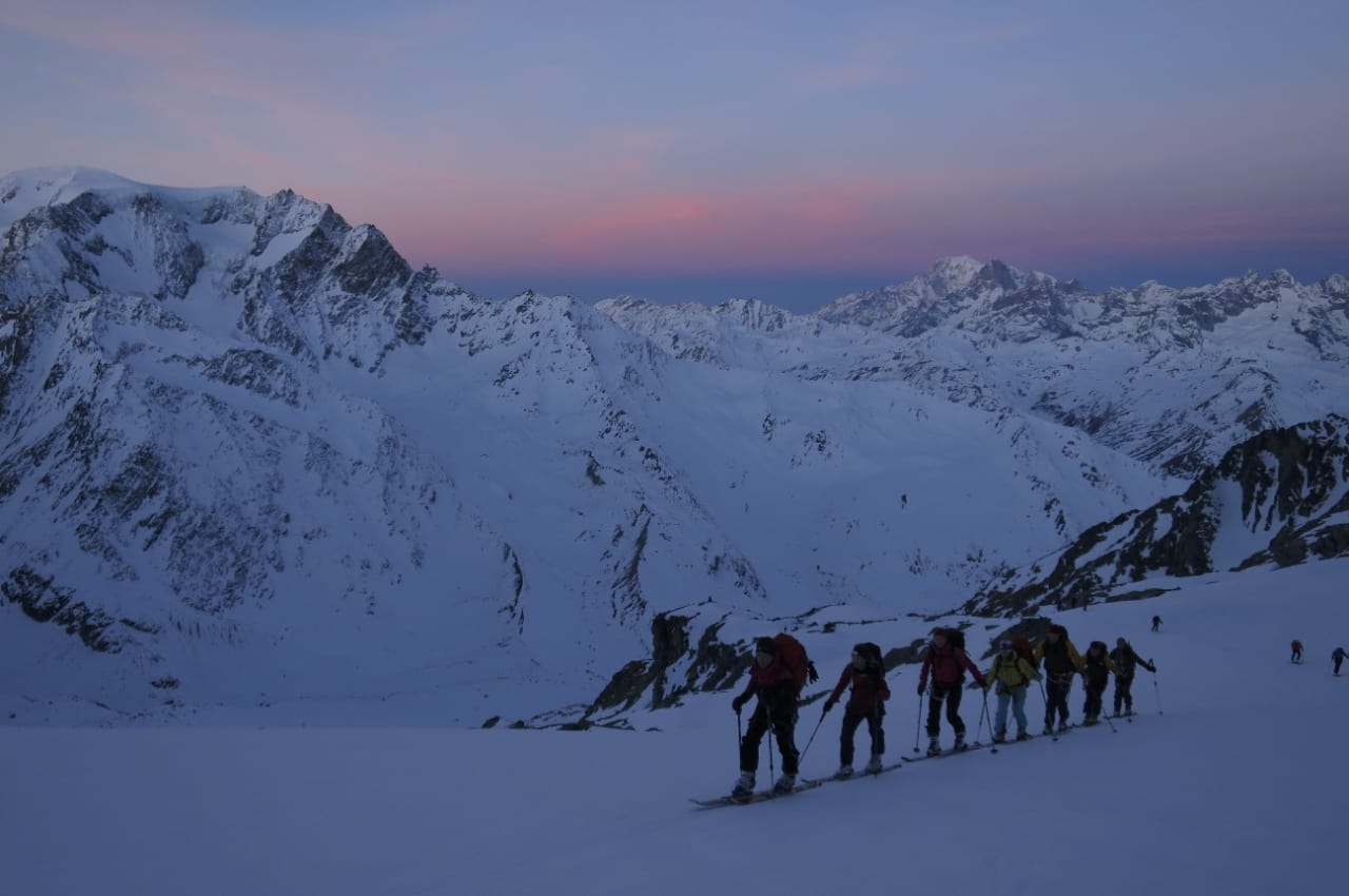 OPPTUR: Når sola er på vei opp og gløder mot Mont Blanc-massivet, er rosa den fineste fargen. Foto: Nils Nielsen