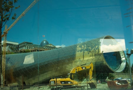 TBLISI: Bygging av kultursenter med parlamentet i bakgrunnen. Foto: Hans Aage