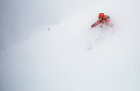 Stian Hagen tok på seg pudderfrakken på vei ned fra Norges tak. Foto: Christian Nerdrum