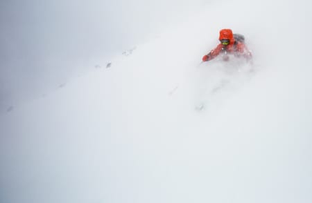 Stian Hagen tok på seg pudderfrakken på vei ned fra Norges tak. Foto: Christian Nerdrum