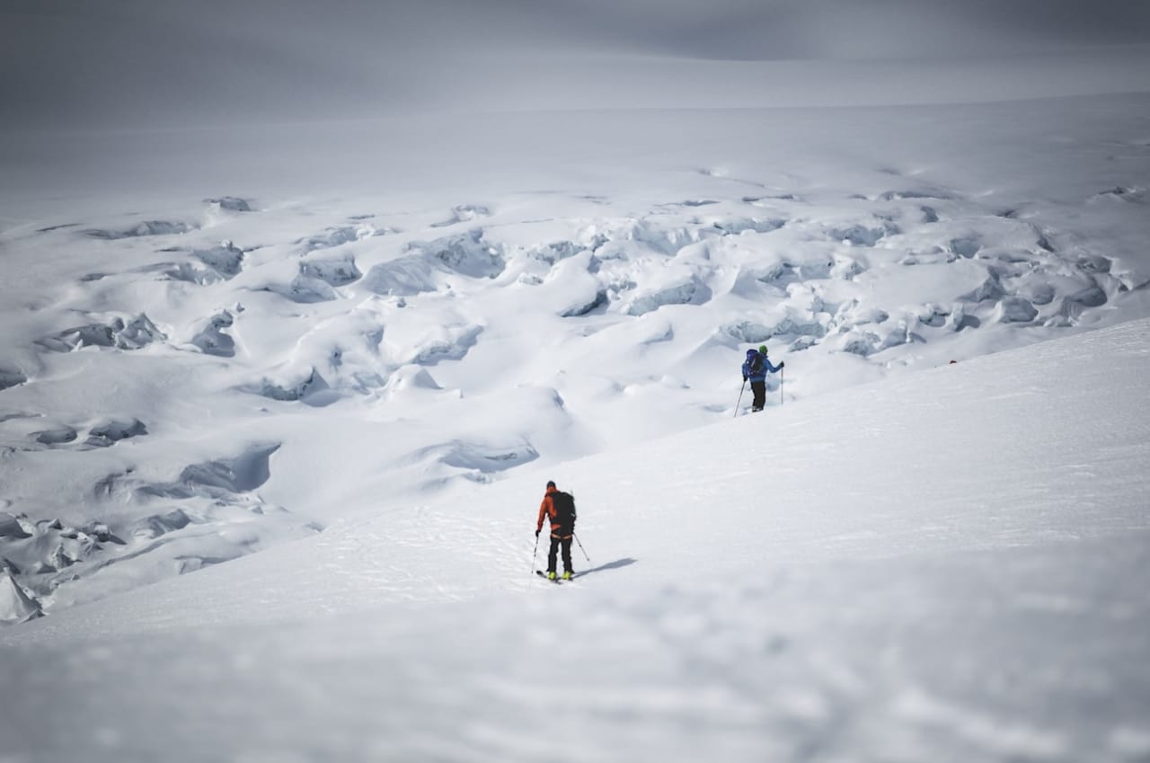 VERDENS TØFFESTE BRESKITUR: Jostedalsbreen har ankomst fra mange kanter og brearmer med mye flott skikjøring. Bli med på tidenes rundtur. Foto: Hans Kristian Krogh Hanssen