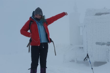 Snezka, Tsjekkia: Været har vært ganske dårlig på noen av toppturene. En enkel ås kan bli til et tåkelagt, islagt helvete. Minus 10 grader med 20 m/s vind ble utfordringen på Snezka (snøhetta), Tsjekkias høyeste fjell. Heldigvis hadde vi varm te på toppen. Gastronomien og atmosfæren på hyttene i området var enestående.