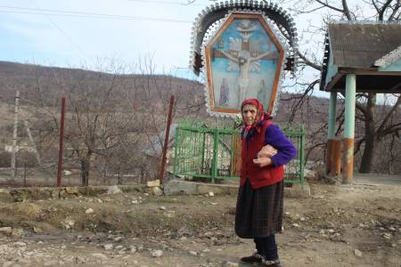 Moldova: Man kan nesten ikke tro at man er i Europa, på landsbygda i Moldova står tiden stille. Toppturen varer kun en halv time, for det meste en spasertur gjennom skog og eng. Men bilturen dit er en opplevelse av de sjeldne. Menneskene er ekstremt vennlige og gjestfrie! Her fra en landsby ved foten av Balanesti.