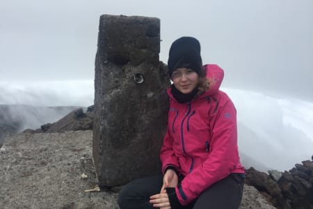 Pico, Azorene: Parkvokterne hadde stengt stien opp til fjellet på grunn av storm, men vi prøvde allikevel. Vi ble blåst overende på kraterkanten, men på selveste toppkjeglen fant vi en plass i le, med åpninger i fjellet som slapp ut varm damp. Magisk!
