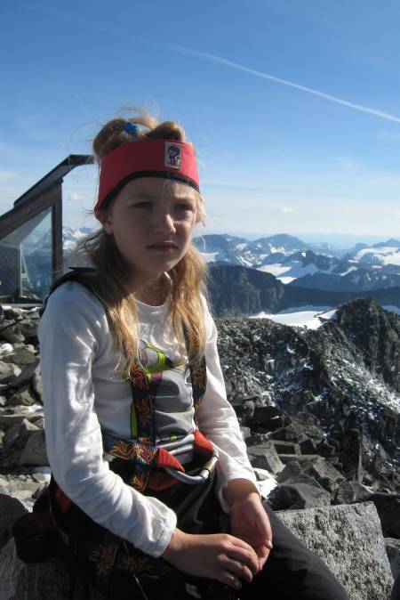 TOPPEN AV NORGE: Sliten og varm på sin første store topp, Galdhøpiggen, som 7-åring. Lite ante Michelle om eventyrene som ventet fremover i tid. Ideen med å bestige de høyeste toppene i Europa ble først klekket ut tre år senere.