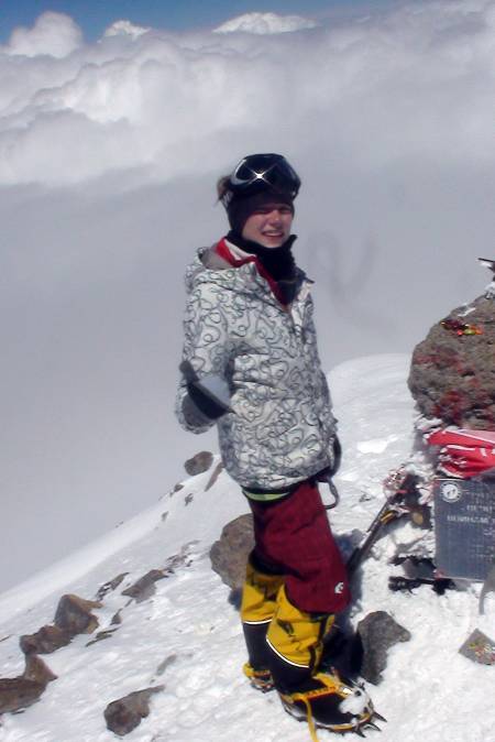 12 år og på toppen av Elbrus: Vår russiske guide synes det var helt feil at en så ung jente som meg skulle gå på Russlands høyeste fjell. Vi fikk uriktige værmeldinger og mange negative tilbakemeldinger, men vi ga oss ikke og til slutt sto vi på toppen! Tilbake på Barrels-hytta ble jeg feiret og fikk kallenavnet «Princessa».