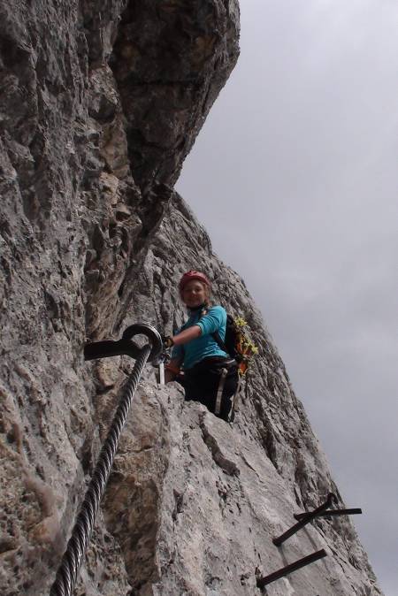 Zugspitze, Tyskland: To taubaner fører opp til toppen av Zugspitze, men vi valgte å ta den berømte klatrestien via Höllental. Kløfter, fossefall, hytter med god mat, en isbre og fjellklatring - denne ruten har alt. Og på toppen kan man kjøpe en iskald brus!