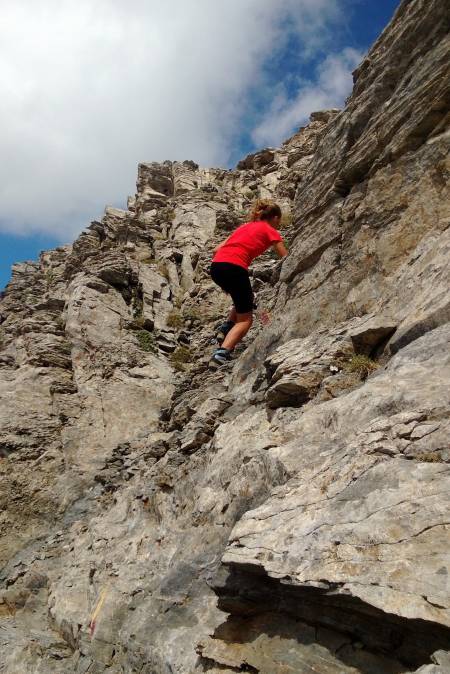 En fantastisk kombinasjon av badeferie og fjelltur er bestigningen av Olympos i Hellas. Veien til det høyeste punktet, Mytikas, er bratt og utsatt og må ikke undervurderes. Oppe venter en fantastisk utsikt over Egeerhavet. Og på vei ned venter Agapitos-hytta med gresk salat, tzatziki og vin til de som får lov til det. På bildet: Friklatring opp til fortoppen av Olymp.