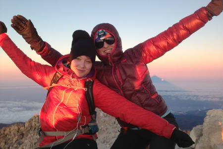 Soloppgang på Teide, Tenerife: Teide ligger på den afrikanske platen og er ingen «European Highpoint», men vi ville så gjerne oppleve den legendariske soloppgangen og trekantskyggen på toppen. VI gikk hele natten, det var kaldt, men ble belønnet med et panorama som var ufattelig vakkert.