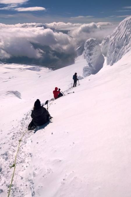 Hvannadahlshnukur: Fra 0 til 2110 meter og tilbake på en dag, samt krysning av et vulkankrater med 4 kilometer i diameter, fullt av nysnø – Islands høyeste fjell var en utholdenhetstest av de sjeldne. Og som om ikke det var nok, ble det tett tåke på vei nedover brefallet - gode nerver og GPS-en reddet oss. På bildet: Hvilepause på toppbreen av Hvannadalshnukur.
