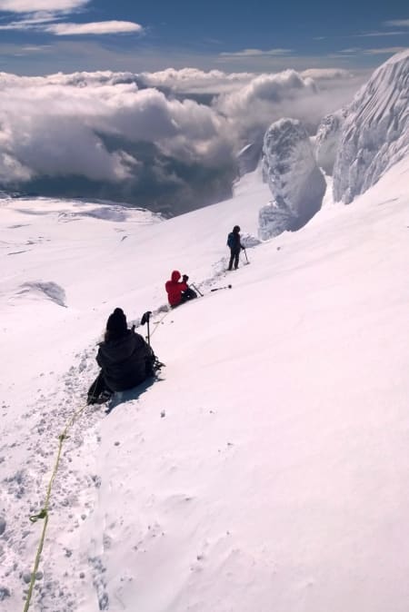 Hvannadahlshnukur: Fra 0 til 2110 meter og tilbake på en dag, samt krysning av et vulkankrater med 4 kilometer i diameter, fullt av nysnø – Islands høyeste fjell var en utholdenhetstest av de sjeldne. Og som om ikke det var nok, ble det tett tåke på vei nedover brefallet - gode nerver og GPS-en reddet oss. På bildet: Hvilepause på toppbreen av Hvannadalshnukur.