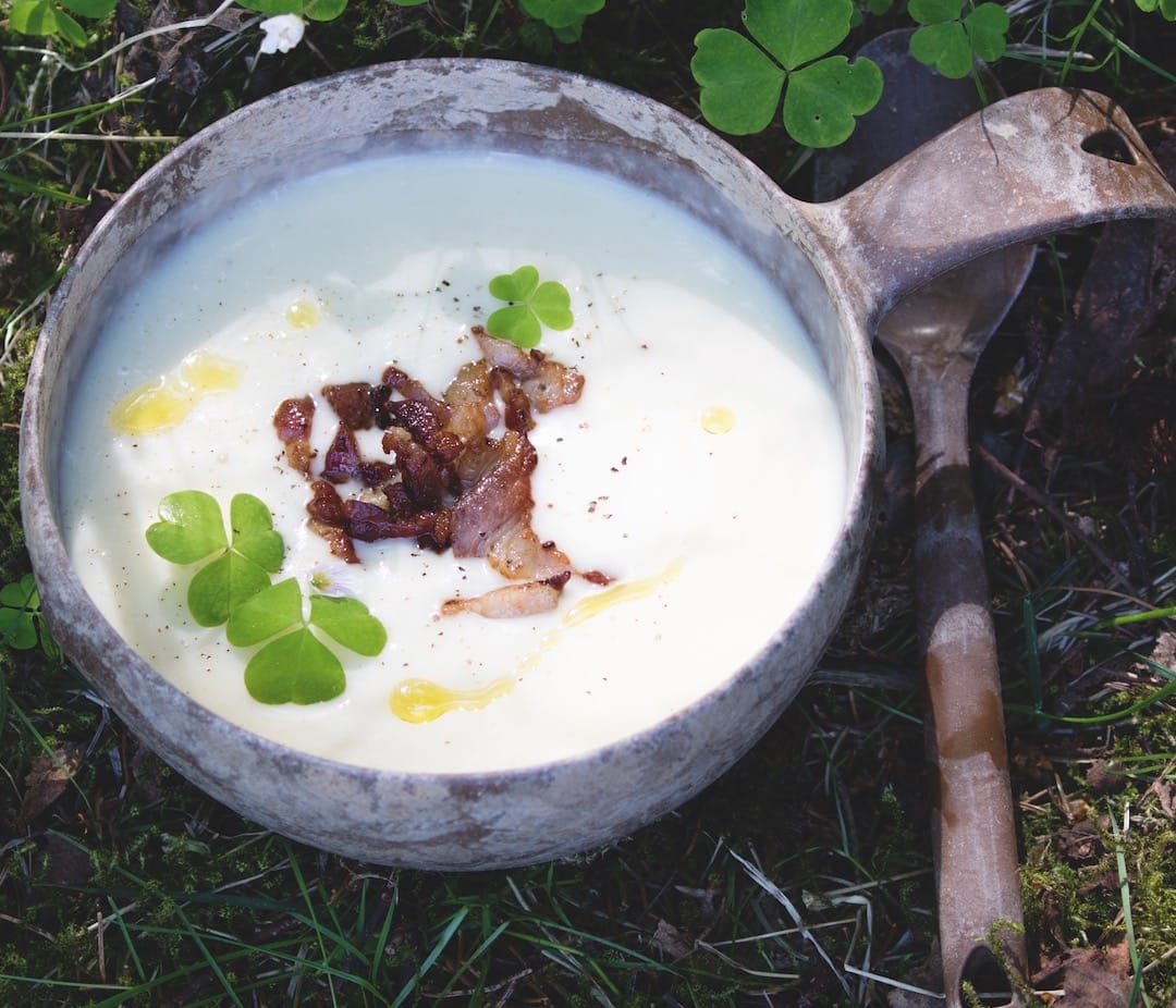 LETT SOMMARMAT: Potetsuppe er like godt varm som kald, og kan lagast både ute og heime før avreise. Foto: Sigrid Henjum