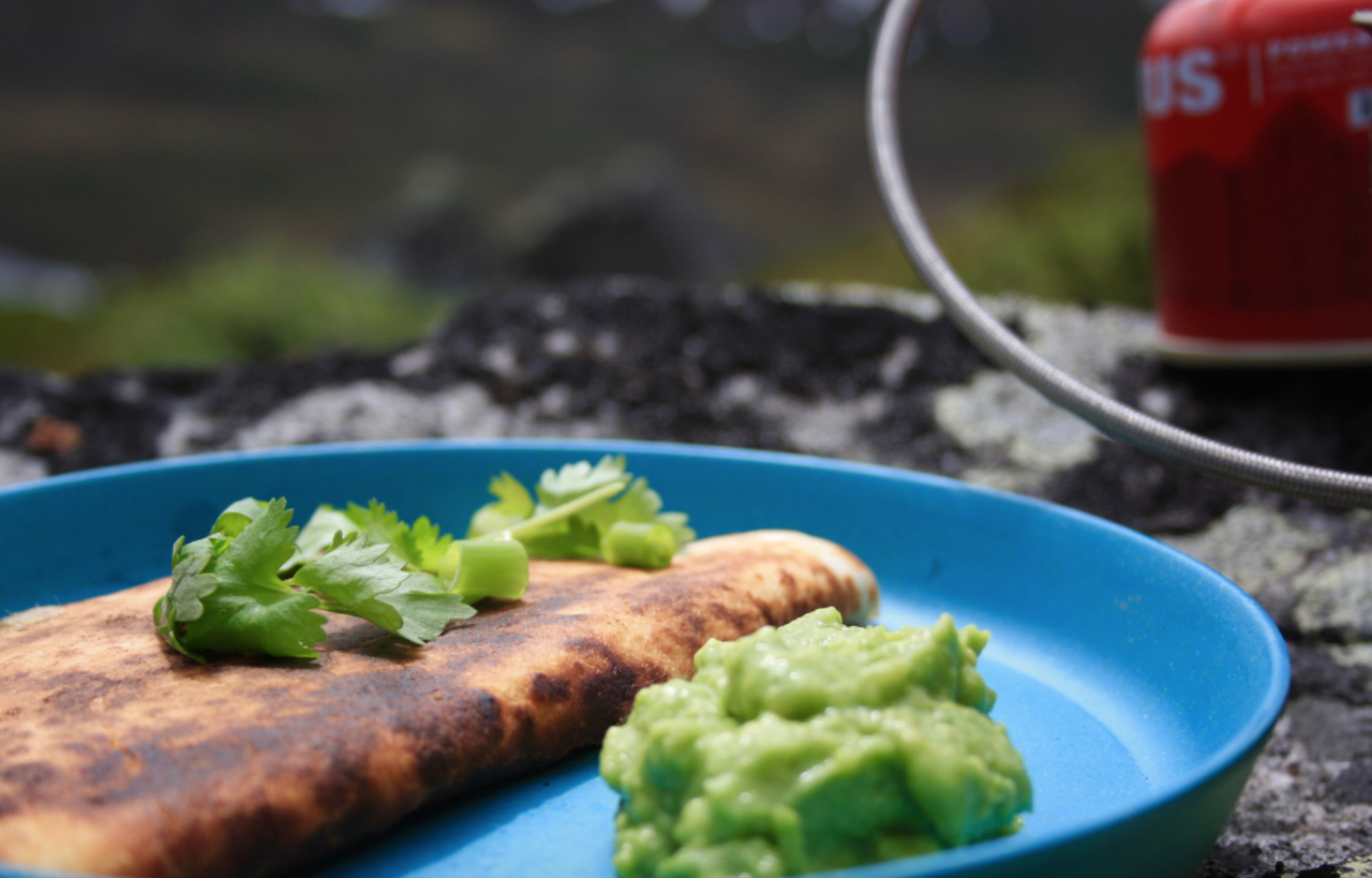 VELBEKOMME: Et herlig og enkelt lite måltid som smaker aller best ute. Foto: Ragnhild Moen Holø