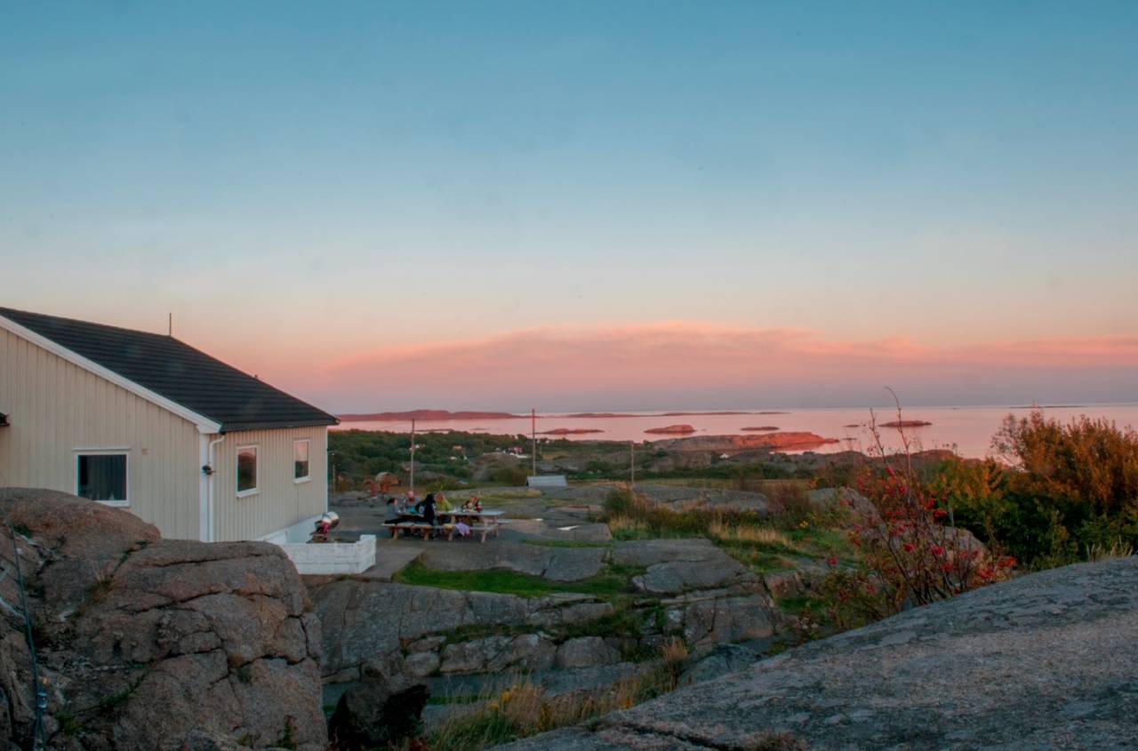 TJØNNEBERGET: Tjønneberget ligger fantastisk til med utsikt mot Færder Fyr og verdens ende. Hytta har 5 soverom med 15 sengeplasser til sammen og kan fint benyttes av to familier. To stuer, ett romslig kjøkken med alt utstyr. Foto: Oslofjordens Friluftsråd