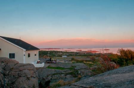 TJØNNEBERGET: Tjønneberget ligger fantastisk til med utsikt mot Færder Fyr og verdens ende. Hytta har 5 soverom med 15 sengeplasser til sammen og kan fint benyttes av to familier. To stuer, ett romslig kjøkken med alt utstyr. Foto: Oslofjordens Friluftsråd