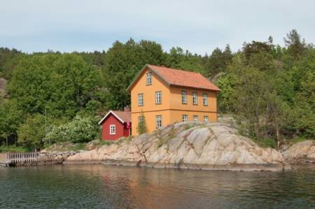 BERGHOLMEN: Ligger utenfor Døbak, og har 11+11 sengeplasser i to etasjer. Det er mulig å ta seg til Bergholmen med egen båt. Mindre båter kan fortøye på brygga rett nedenfor hytta, større båter må benytte eventuelle ledige bryggeplasser på motsatt side av bukta eller på nordenden av øya. På øya ligger to robåter som man disponerer ved leie av huset.Foto: Oslofjordens Friluftsråd