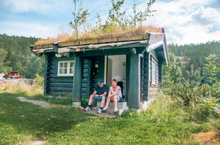 BADSTUA: Håøya er den største øya i Indre Oslofjord, like nord for Drøbak. Området godt tilrettelagt for friluftsbruk. Badstua består av ett rom med en kjøkkenkrok og en køyeseng med dobbel bredde. Foto: Oslofjordens Friluftsråd