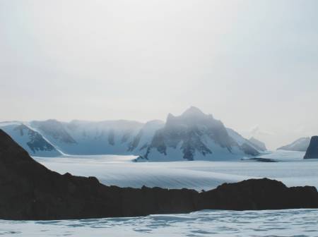 NORGES HØYESTE FJELL: Jøkulkyrkja består av et stort fjellmassiv. Det er umulig å ta bilde av selve hovedtoppen på avstand, men den er der et sted.