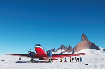 LANDING PÅ SNØ: DC-3, flytypen som brukes «innenriks» i Antarktis. Det er en av få flytyper som tåler kulden og de dårlige landingsforholdene.