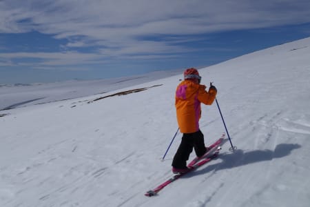 BARNEVENNLIGE SKIFJELL: Det er mange fjell som kan være fine å ta med barna på, uten å måtte bekymre seg for skredfare. Her er åtte konkrete forslag gradert med ATES 1- enkelt, hentet fra boka Trygge Toppturer. Foto: Erlend Sande