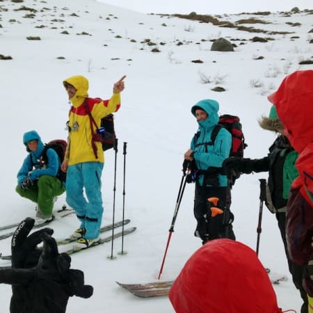 RÅDSLAG: Guide Sverre Hjelmeland har ordet.