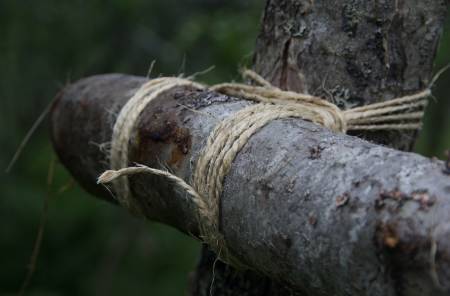 Surringene er sentrale i en gapahuk. Sisaltau er et naturprodukt og fungerer veldig bra. Surr noen gode runder over og under stokken du skal feste og stram godt til. Dobbel halvstikk er en god knute for å feste tauet.