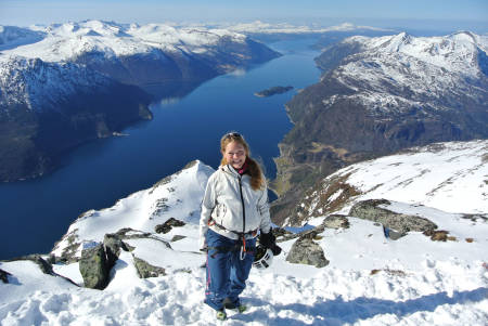 Ann Ervik Johnsen er storfornøyd på toppen av Grøvelnebba. Bak kamera står en av tidenes råeste, norske klatrere. Foto: Øyvind Vadla